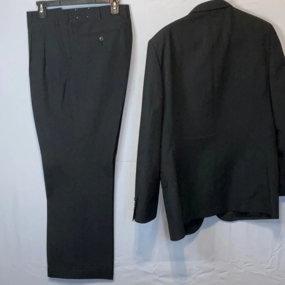 Men’s suit,size 44. Gray with blue and cream threads.